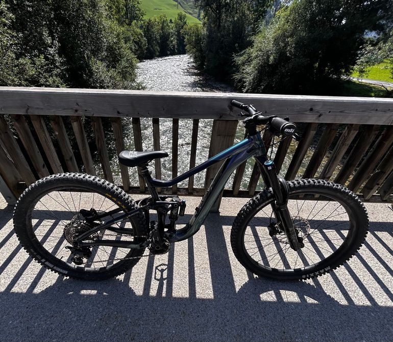 Used Giant Reign 1 2024 2024 Mountainbike, Black, 29 — image 7 of 9