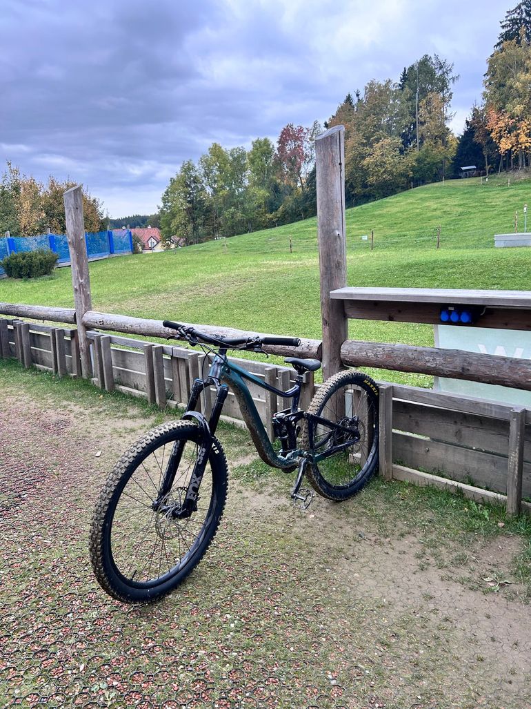 Used Giant Reign 1 2024 2024 Mountainbike, Black, 29 — image 4 of 9
