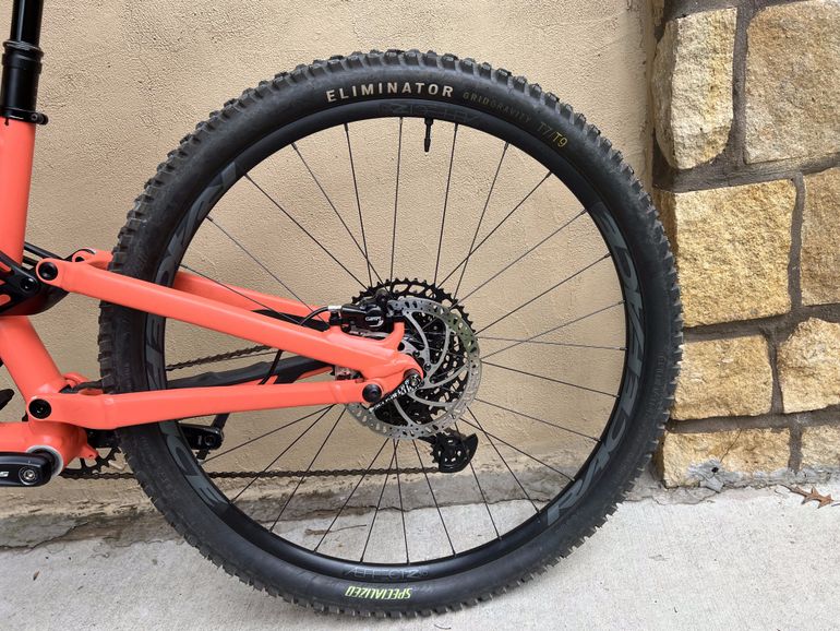 Used Specialized Stumpjumper 2022 Mountainbike, Red — image 4 of 15