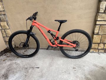 Used Specialized Stumpjumper 2022 Mountainbike, Red — image 2 of 15