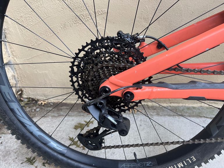 Used Specialized Stumpjumper 2022 Mountainbike, Red — image 8 of 15