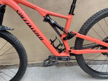 Used Specialized Stumpjumper 2022 Mountainbike, Red — image 3 of 15