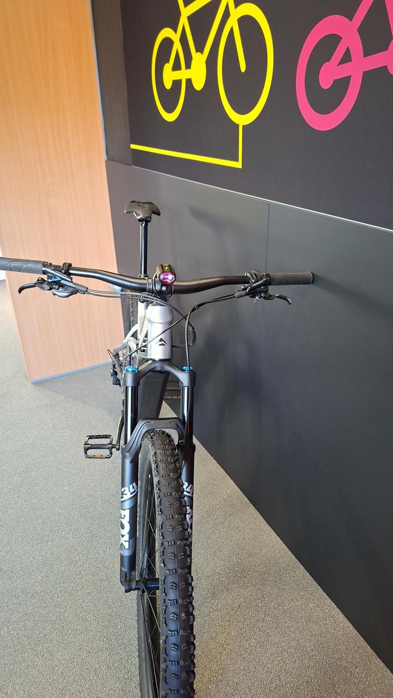 Used Merida 8000 2022 Mountainbike, Light Gray — image 4 of 5