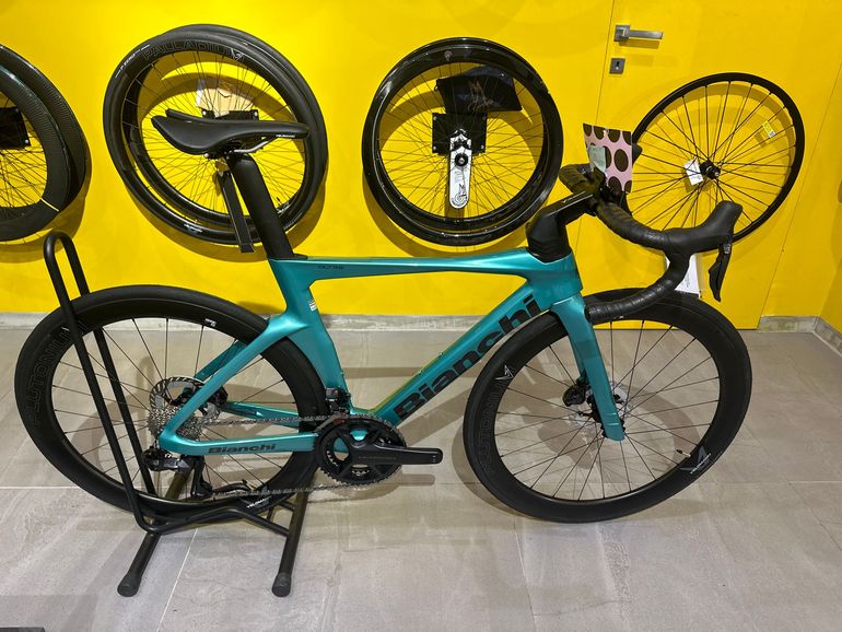 Used Bianchi Oltre Shimano Ultegra Di2 2025 Road & Gravel — image 1 of 4