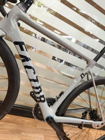 Brugt Factor O2 Shimano 105 Di2 2024 Road & Gravel — billede 10 af 13