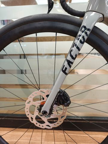 Brugt Factor O2 Shimano 105 Di2 2024 Road & Gravel — billede 9 af 13