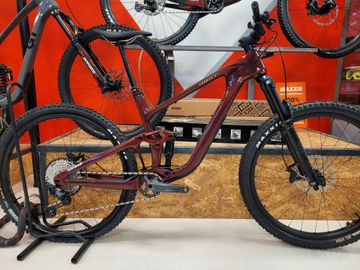 Used Giant Trance X Advanced 2 2024 2024 Mountainbike, Red, 29 — image 1 of 3