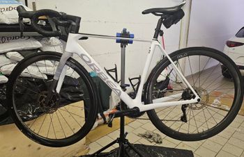 Used Orbea ORCA AERO M35iLTD PWR 2024 2024 Road & Gravel, White — image 6 of 6
