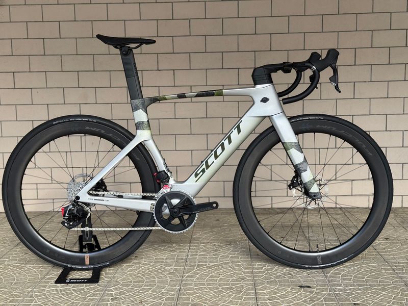 Scott Foil RC 30 2024 2024 Road & Gravel usato, Grigio chiaro — immagine 1 di 9