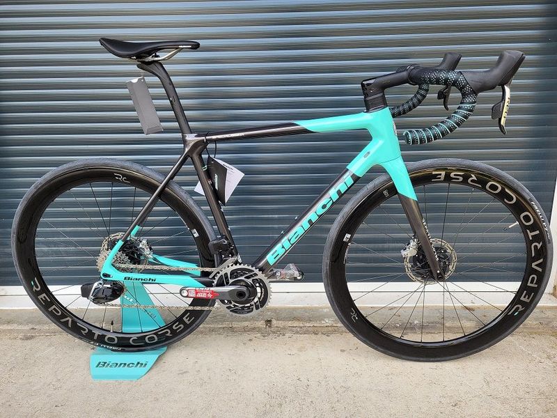 Bianchi Vélo Carbone SPECIALISSIMA DISC SRAM RED ETAP AXS 12SP Anthracite/céleste CK16 RS BIANCHI 2024 Road & Gravel d'occasion