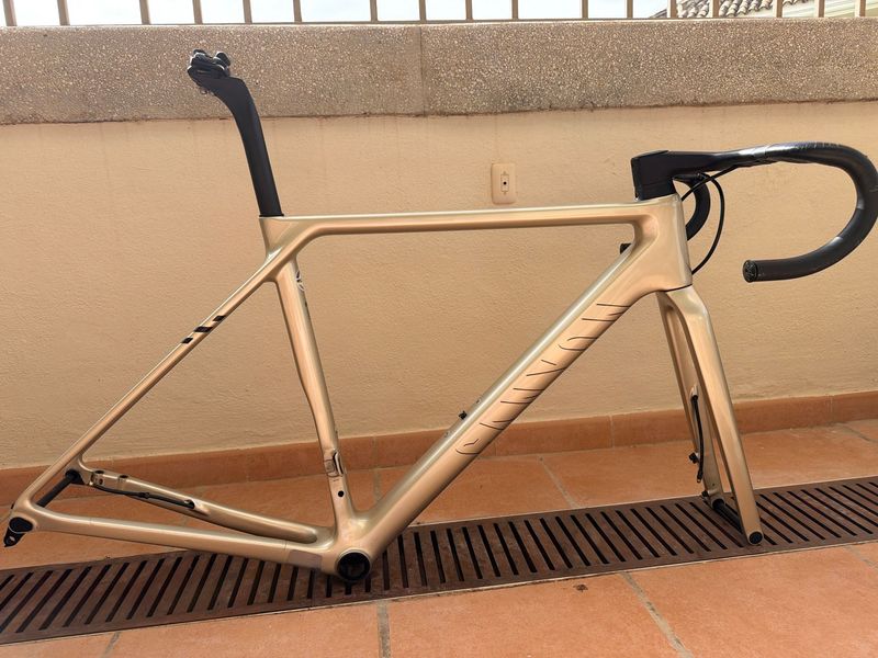 Used Canyon Ultimate CFR Disc Di2 2022 Frameset 2022 Road & Gravel, Light Gray — image 3 of 28