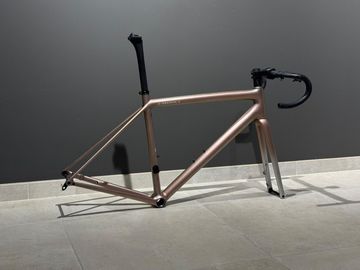 Specialized S-Works Aethos Frameset 2023 Road & Gravel usato, Viola — immagine 2 di 7