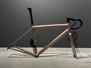 Specialized S-Works Aethos Frameset 2023 Road & Gravel usato, Viola — immagine 1 di 7