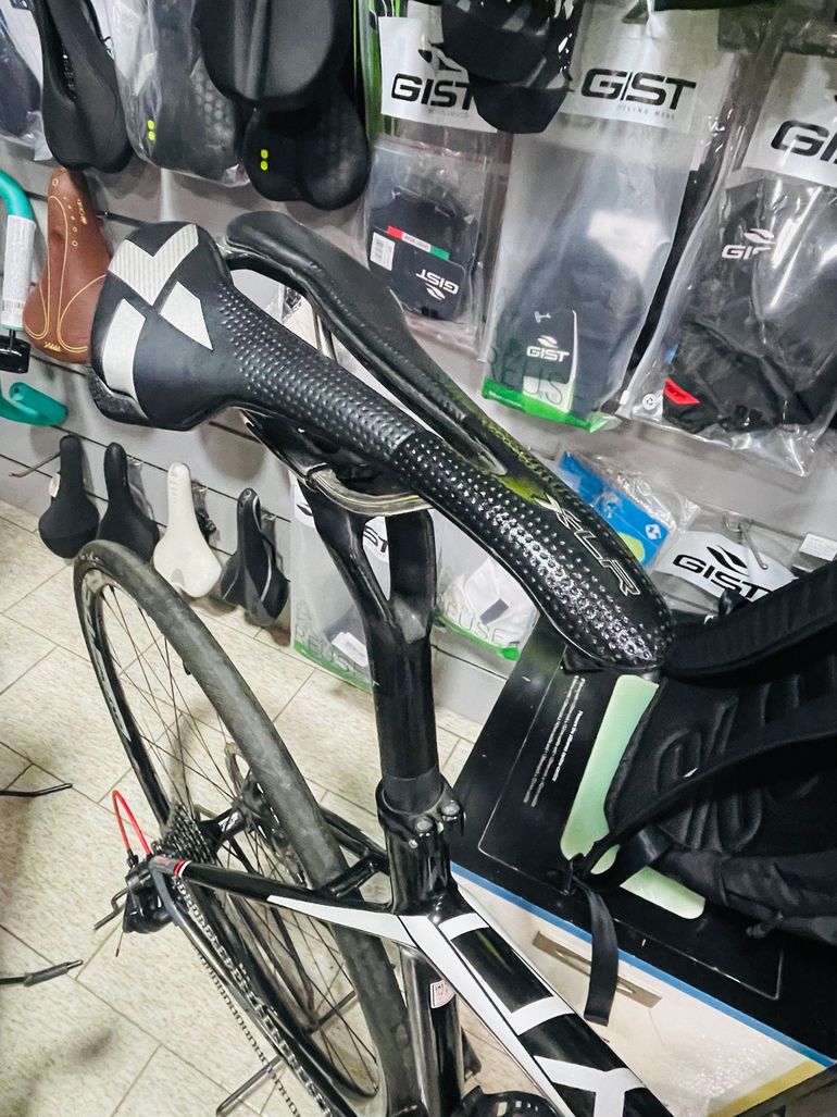 Used Focus Cayo Ultegra Disc 2018 Road & Gravel, Black — image 7 of 7