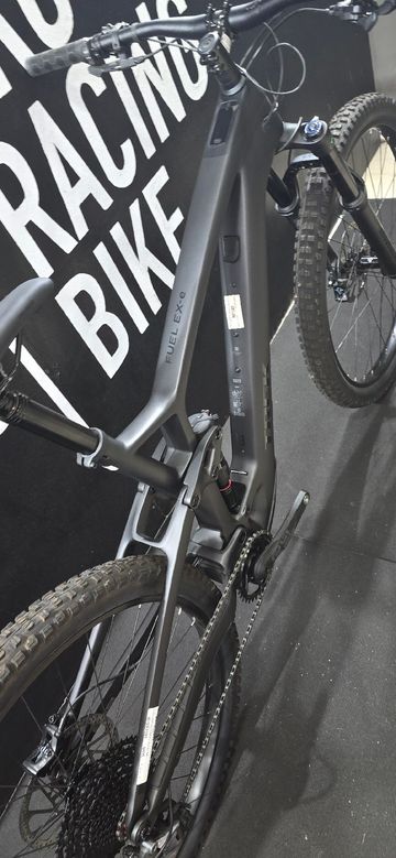 Trek Fuel EXe 9.5 2023 2023 Mountainbike usato, Nero — immagine 8 di 13