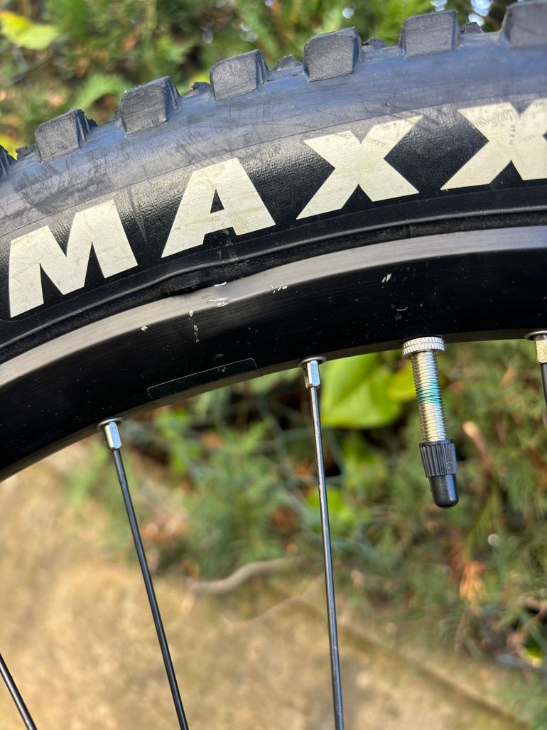 Použité Commencal CLASH ESSENTIAL 2023 2023 Mountainbike — obrázek 11 z 17