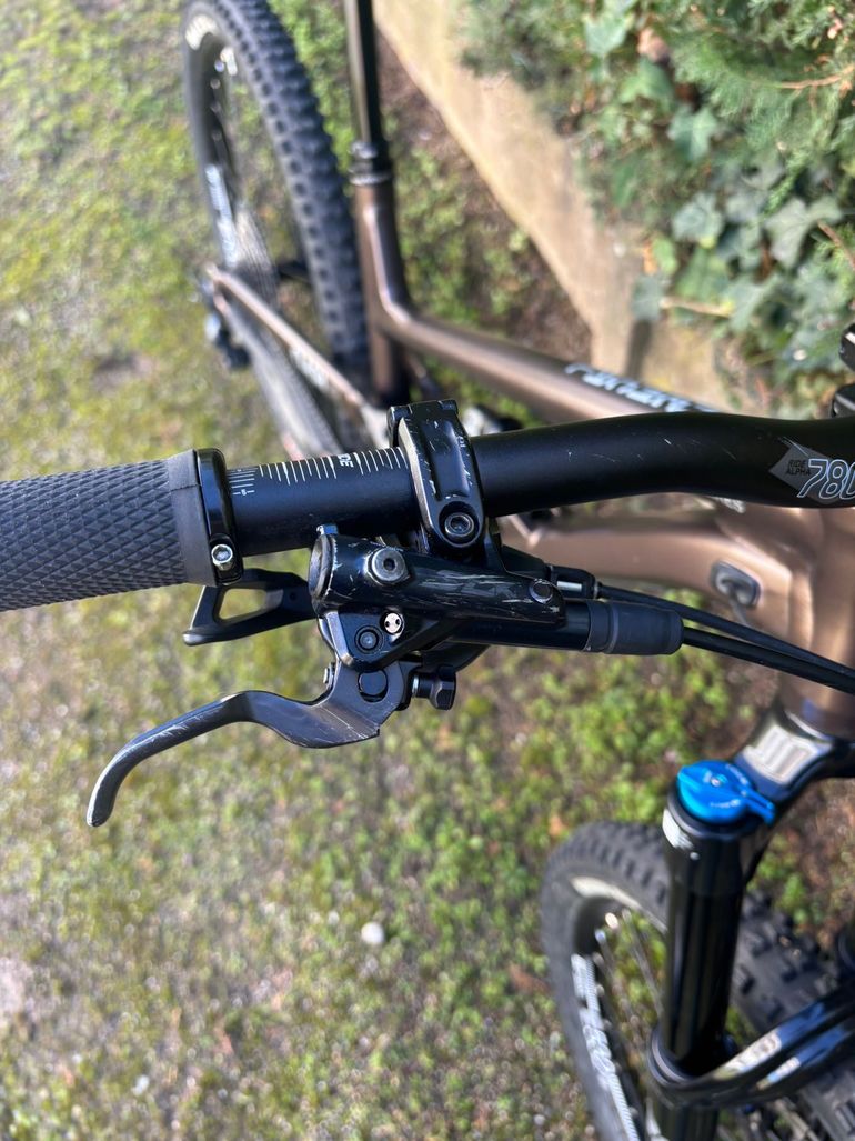 Použité Commencal CLASH ESSENTIAL 2023 2023 Mountainbike — obrázek 12 z 17