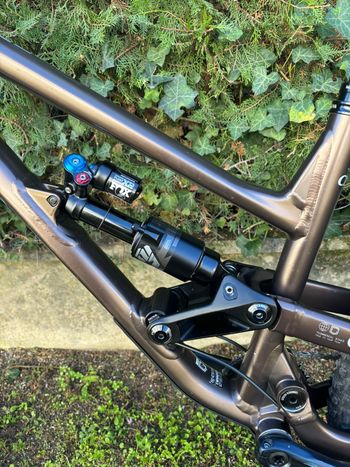 Použité Commencal CLASH ESSENTIAL 2023 2023 Mountainbike — obrázek 7 z 17