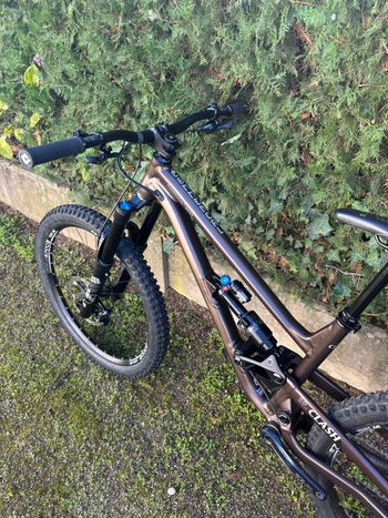 Použité Commencal CLASH ESSENTIAL 2023 2023 Mountainbike — obrázek 5 z 17