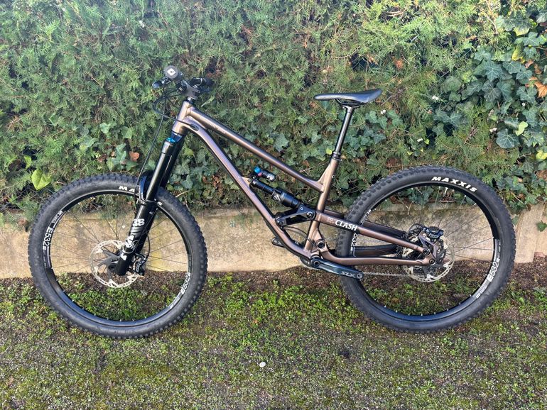 Použité Commencal CLASH ESSENTIAL 2023 2023 Mountainbike — obrázek 4 z 17