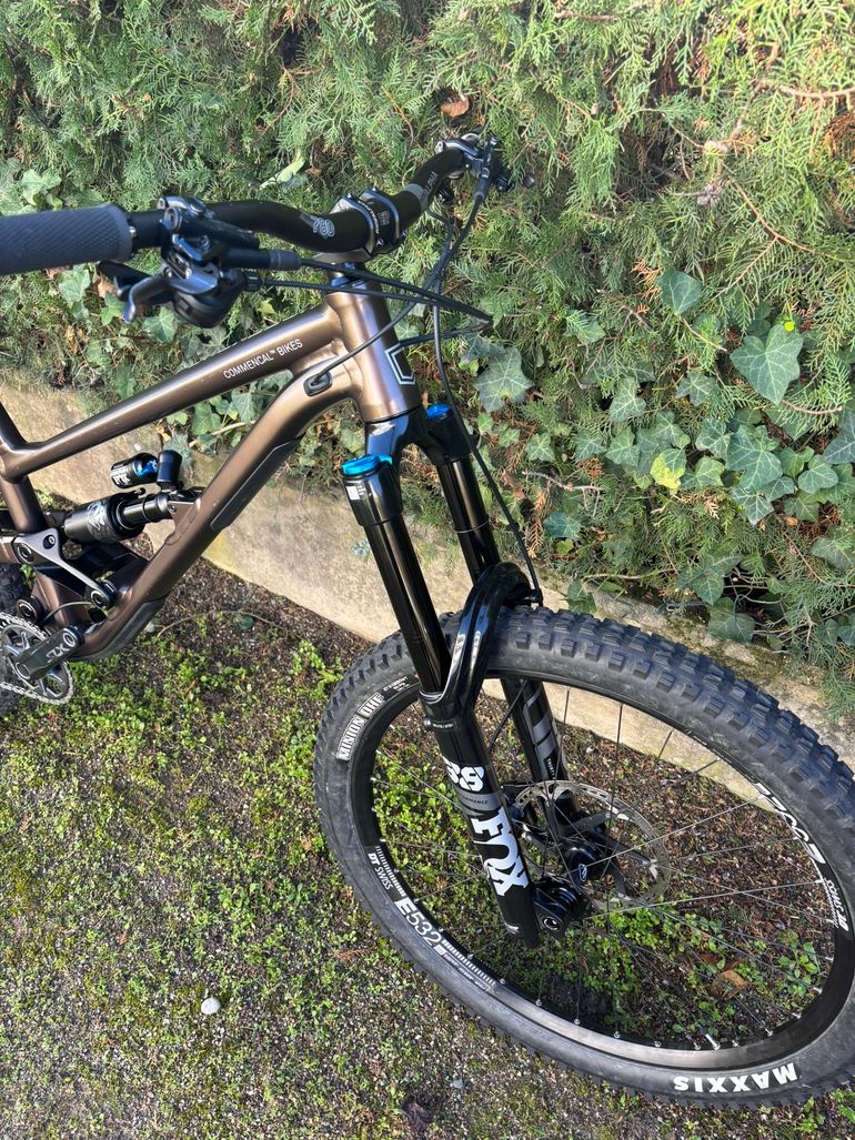Použité Commencal CLASH ESSENTIAL 2023 2023 Mountainbike — obrázek 16 z 17