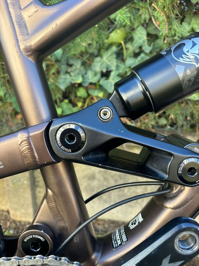 Použité Commencal CLASH ESSENTIAL 2023 2023 Mountainbike — obrázek 13 z 17