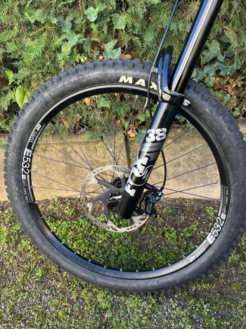 Použité Commencal CLASH ESSENTIAL 2023 2023 Mountainbike — obrázek 9 z 17