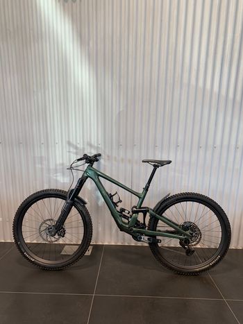 Used Specialized Enduro 2025 Mountainbike, Green — image 8 of 10