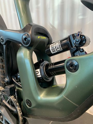 Used Specialized Enduro 2025 Mountainbike, Green — image 2 of 10