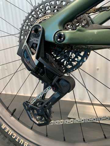 Used Specialized Enduro 2025 Mountainbike, Green — image 3 of 10