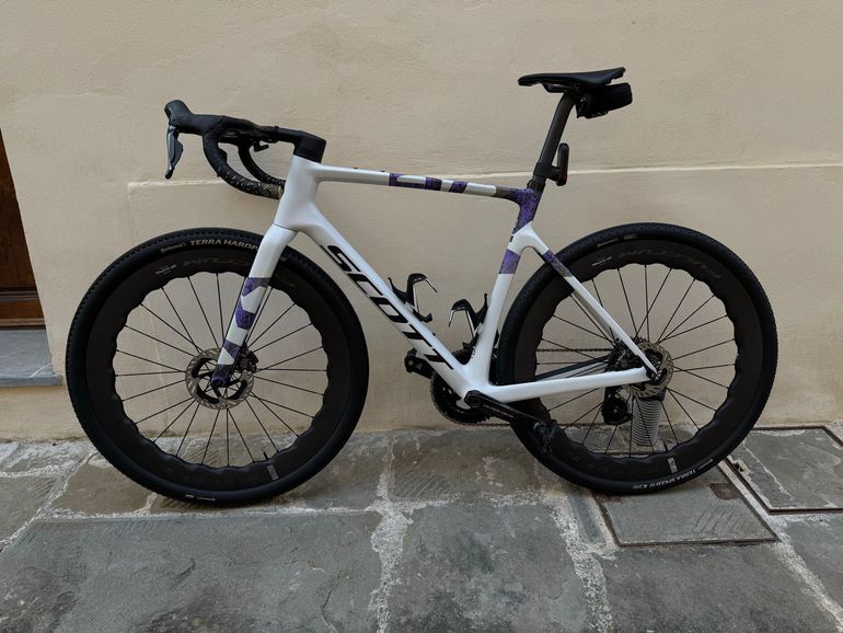 Used Scott Addict Shimano Dura Ace Di2 2025 Road & Gravel, White — image 2 of 14