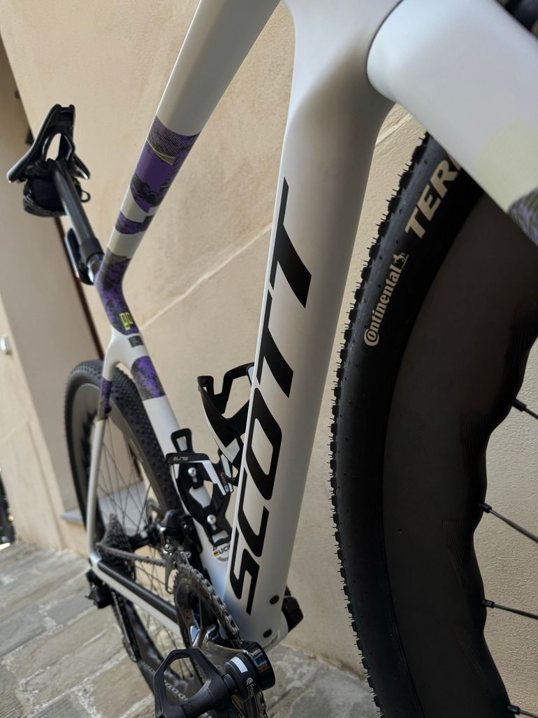 Used Scott Addict Shimano Dura Ace Di2 2025 Road & Gravel, White — image 11 of 14