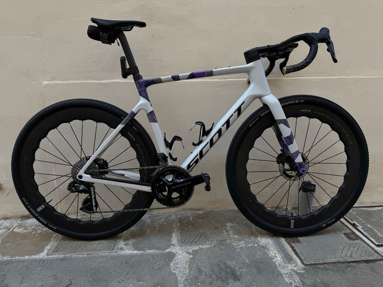 Used Scott Addict Shimano Dura Ace Di2 2025 Road & Gravel, White — image 1 of 14