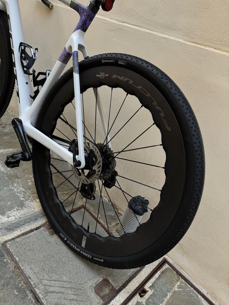 Used Scott Addict Shimano Dura Ace Di2 2025 Road & Gravel, White — image 13 of 14