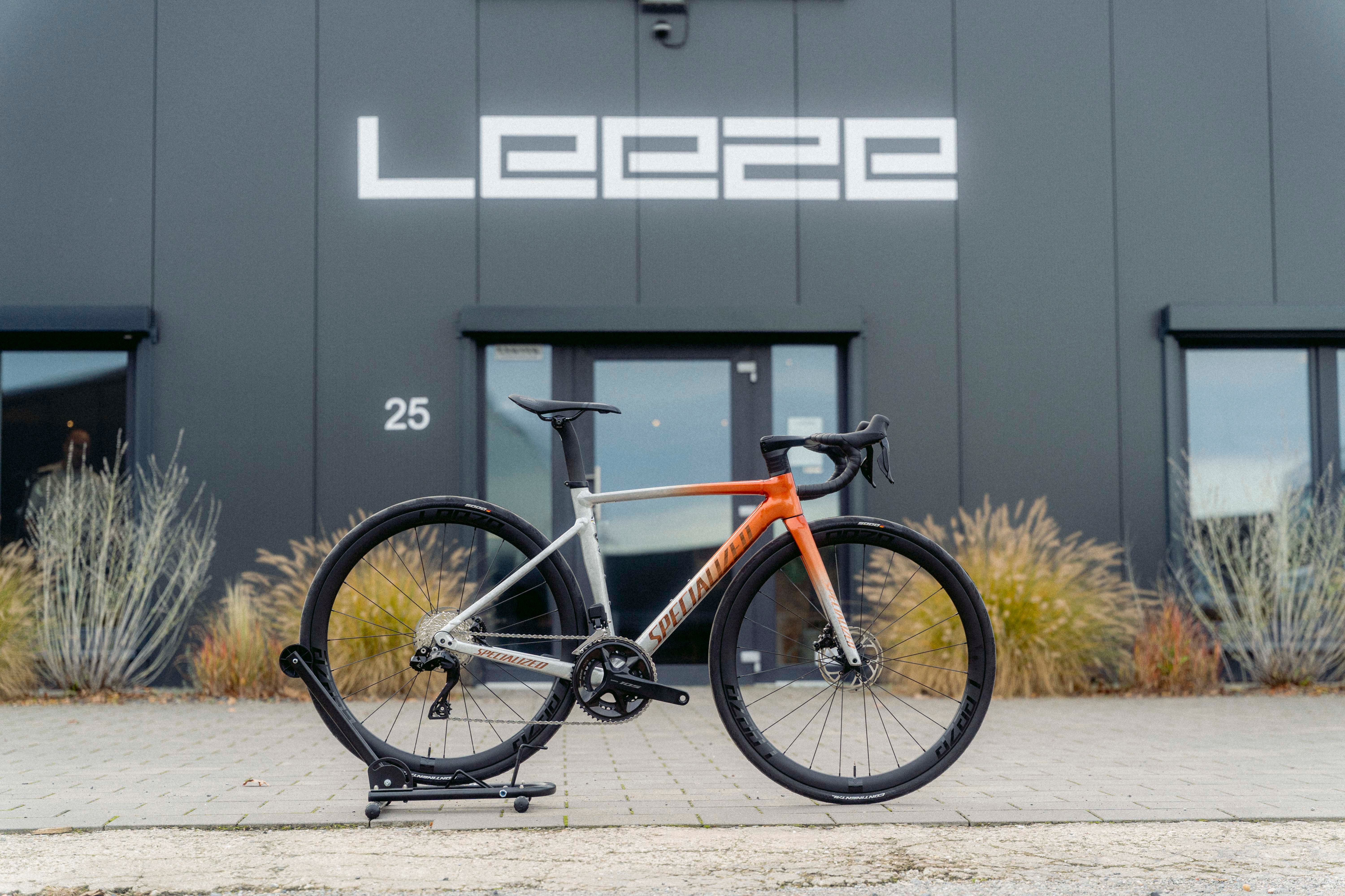 Specialized Allez Sprint - Leeze CC 50 Basic R - Shimano 105 Di2 ...