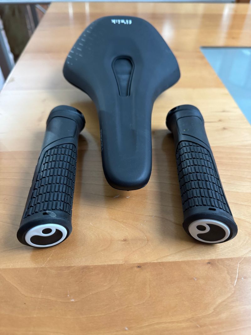 Orbea RISE M10 2024 2024 Mountainbike usato, Grigio chiaro — immagine 12 di 23