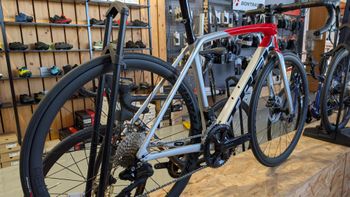 Used Trek Émonda SL 6 Di2 2023 2023 Road & Gravel, Red — image 3 of 5