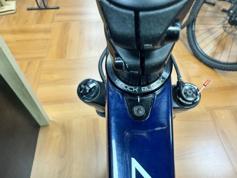 Used Trek Procaliber 9.7 2023 2023 Mountainbike, Blue, 29, 27.5 — image 33 of 37