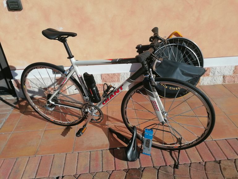 Used Giant Sloping 2000 Road & Gravel, White — image 1 of 6