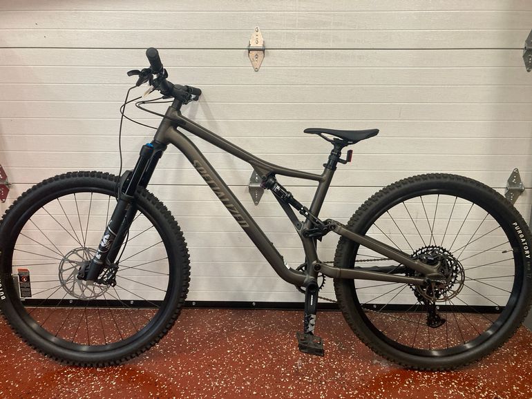 Used Specialized Stumpjumper Comp Alloy 2023 2023 Mountainbike, Light Gray, 29 — image 2 of 4