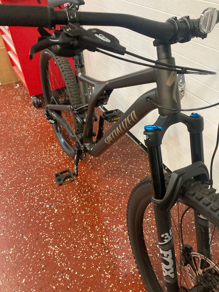 Used Specialized Stumpjumper Comp Alloy 2023 2023 Mountainbike, Light Gray, 29 — image 4 of 4