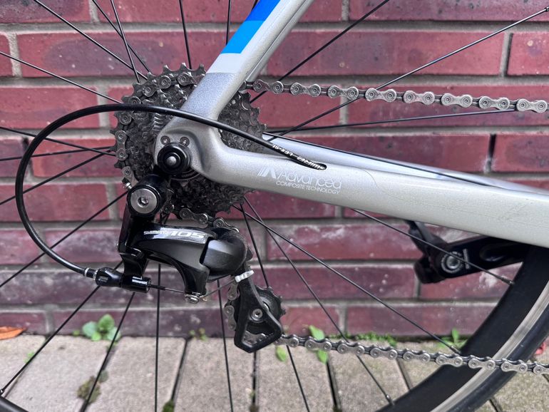 Used Liv EnviLiv Advanced 2 Carbon Aero-Rennrad 2019 Gr. M 2019 Road & Gravel, White — image 2 of 17