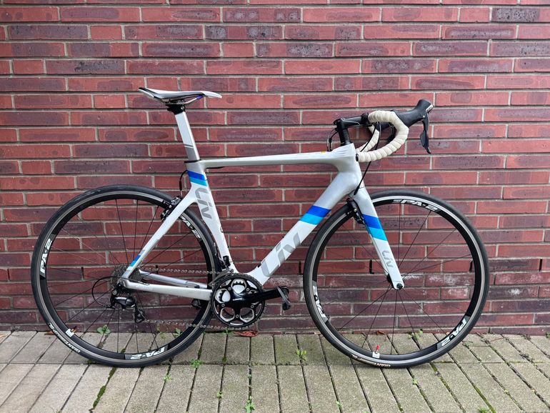 Used Liv EnviLiv Advanced 2 Carbon Aero-Rennrad 2019 Gr. M 2019 Road & Gravel, White — image 1 of 17