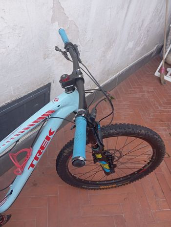 Used Trek Remedy 7 27.5 2016 2016 Mountainbike, Blu — image 5 of 8