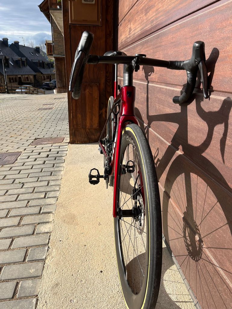 Used Trek Madone SLR 7 Gen 8 2025 Road & Gravel, Rot — image 9 of 14