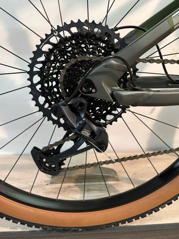Used Cube Stereo One22 TM 2023 Mountainbike, Green — image 13 of 14