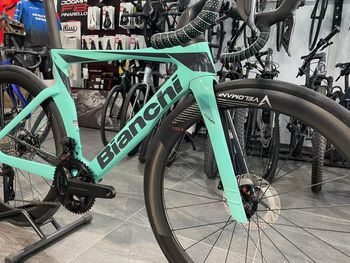 Used Bianchi Oltre - Ultegra Di2 2023 2023 Road & Gravel, Green — image 3 of 4