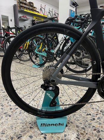 Used Bianchi OLTRE XR4 105 12V 2025 Road & Gravel, Hellgrau — image 3 of 13