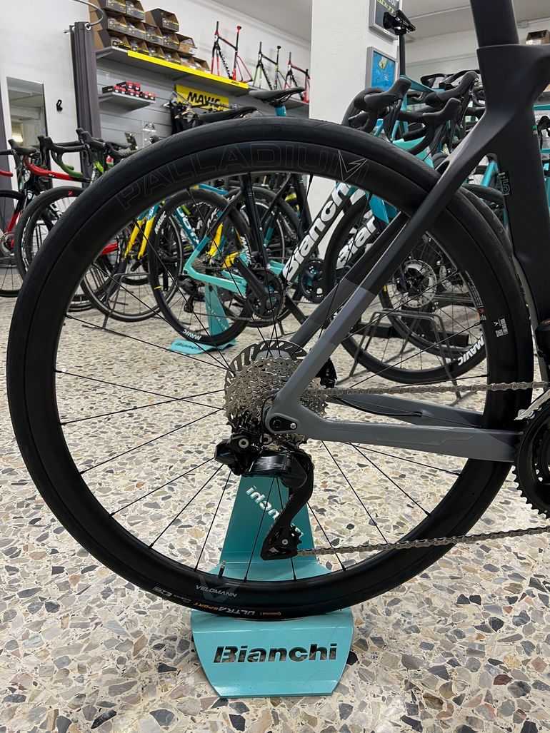 Used Bianchi OLTRE XR4 105 12V 2025 Road & Gravel, Hellgrau — image 3 of 13