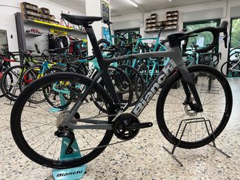 Used Bianchi OLTRE XR4 105 12V 2025 Road & Gravel, Hellgrau — image 2 of 13